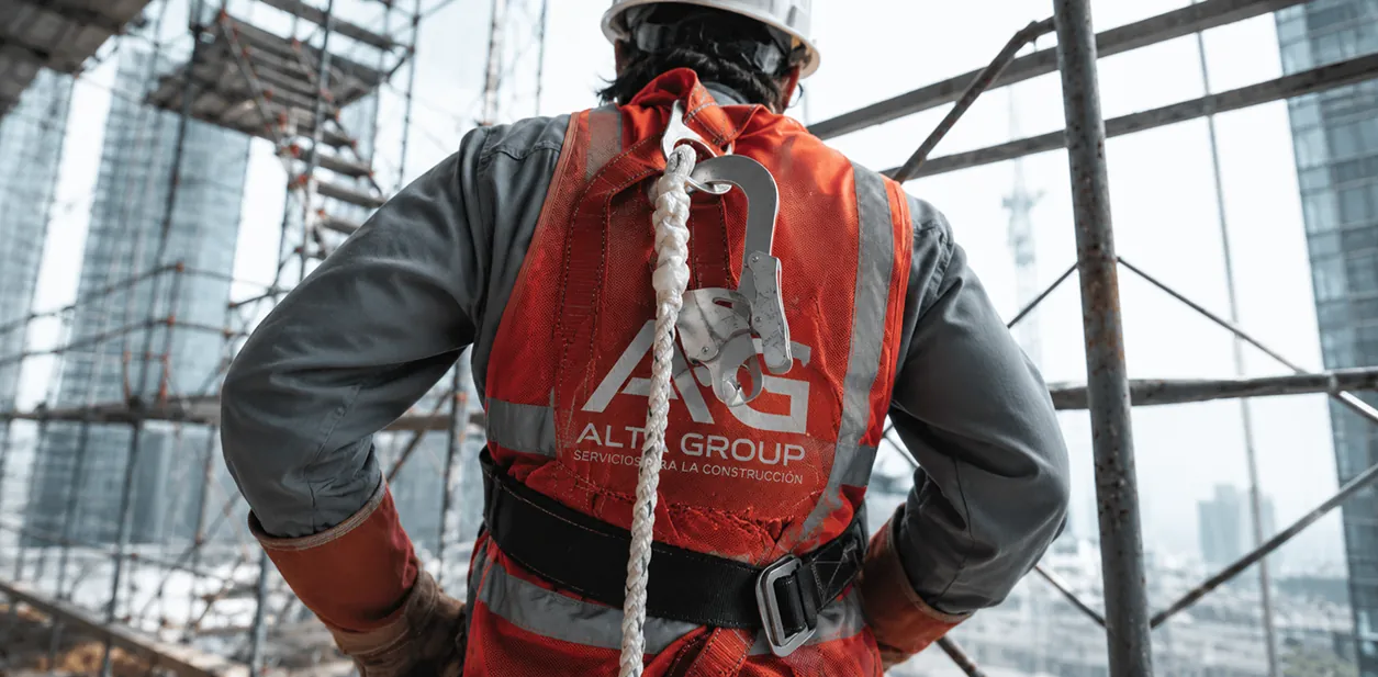 Operario de Alta Group con arnés de seguridad trabajando en altura