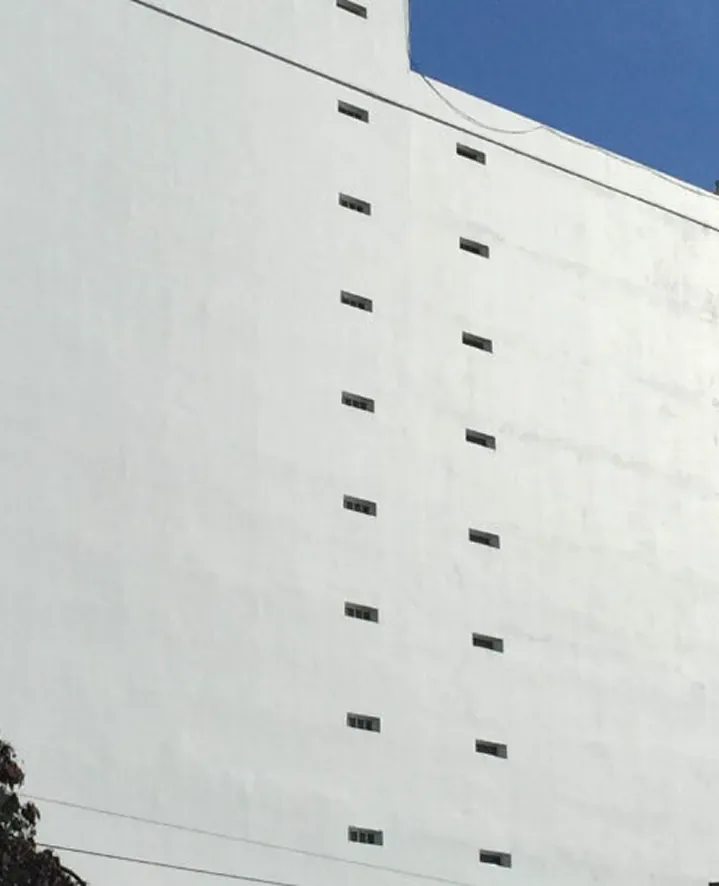 Fachada de edificio protegida con sistema anti-graffiti de Alta Group