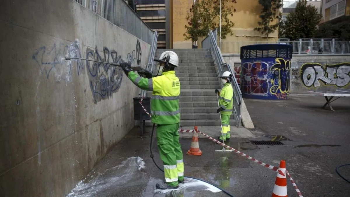 Detalle de fachada de ladrillo con superficie protegida contra graffiti