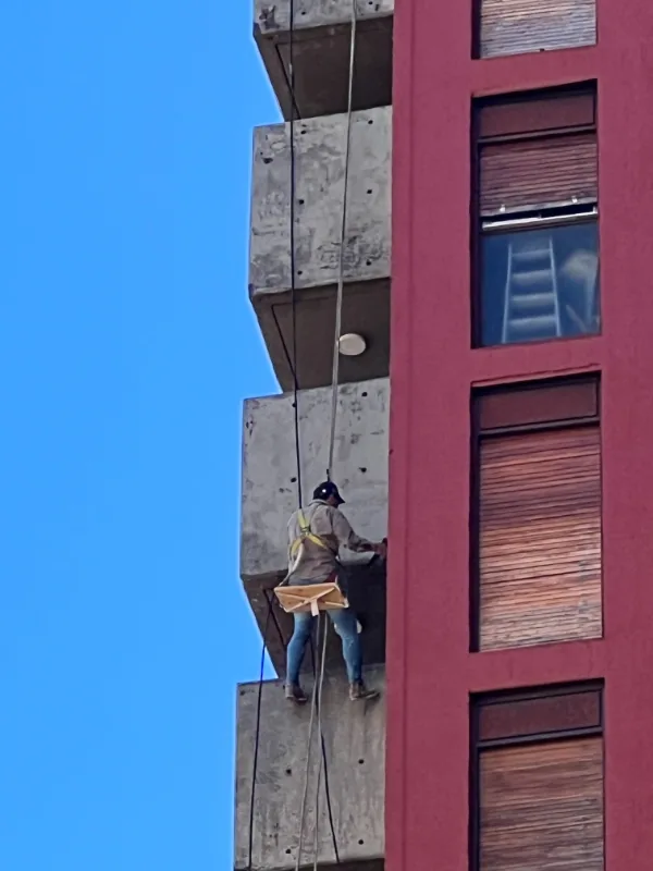 Equipo de Alta Group trabajando en obra sobre fachada de edificio en altura