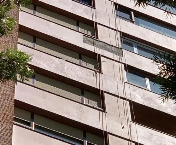 Operario de Alta Group en trabajos de remodelación sobre fachada con acceso por cuerdas