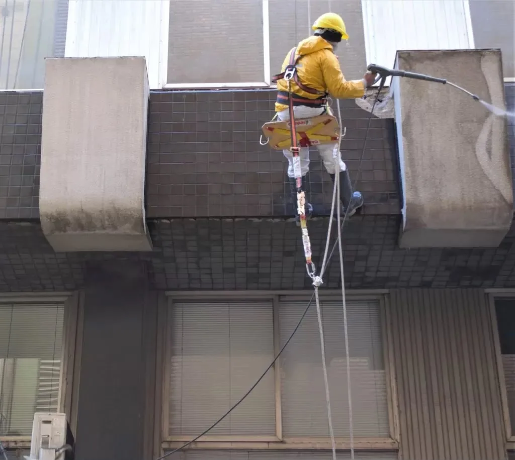 Edificio residencial en proceso de intervención de fachada por Alta Group