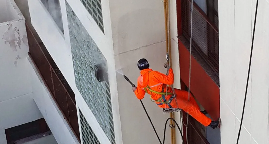 Equipo de Alta Group realizando hidrolavado con vapor a presión en fachada