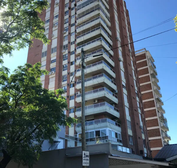 Equipo de Alta Group realizando trabajos de pintura sobre fachada de edificio en altura