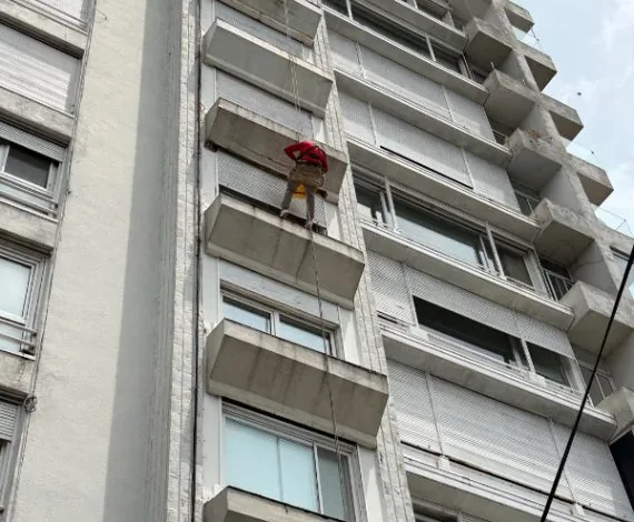 Fachada de edificio pintada e intervenida por Alta Group