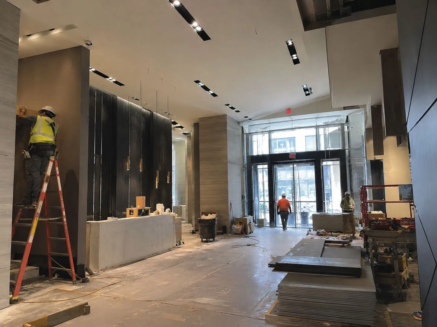Edificio residencial con hall de entrada remodelado por Alta Group