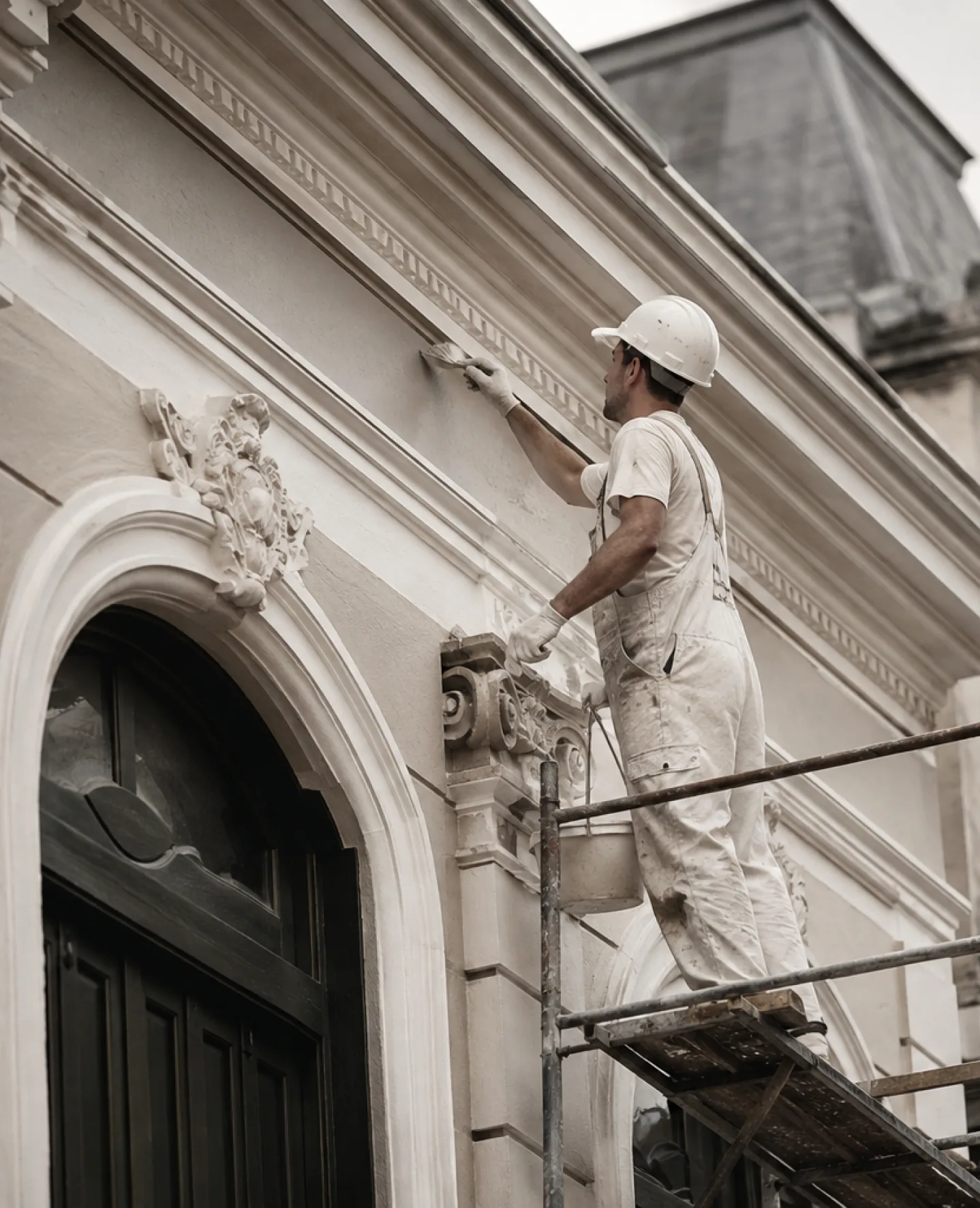 Restauración de fachada de edificio histórico realizada por Alta Group