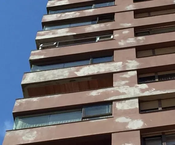 Detalle de fachada en proceso de restauración por Alta Group