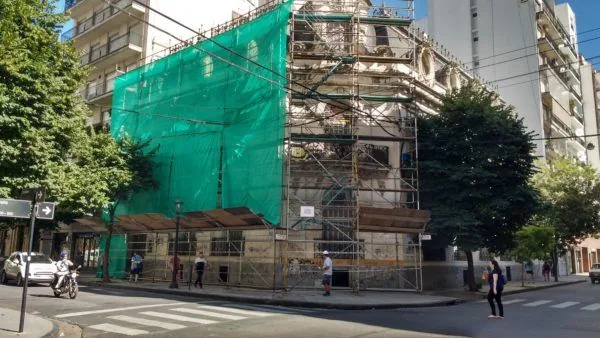 Operarios de Alta Group realizando trabajos de restauración de fachada en altura